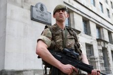 Солдат на посту около британского министерства обороны, Лондон, Великобритания