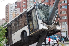«Бедные пассажиры»: жители Петербурга критикуют водителей автобусов после череды аварий