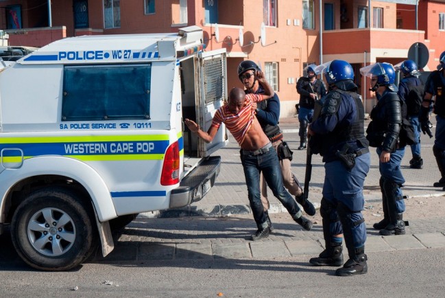 Кейптауне, ЮАР, полицейские подменили сбежавшего преступника первым попавшимся под руку прохожим