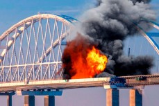 По Крымскому мосту нанесён ракетный удар: украинский фейк начал расходиться в сети