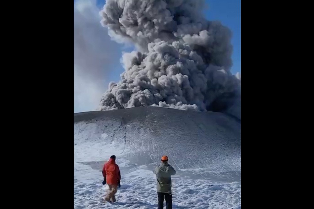 Кадры выброса пепла курильским вулканом Эбеко на высоту 2,5 километра