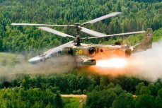 Этичное видео работы российской армейской авиации: подбитый автомобиль и горящий, убегающий украинский боевик