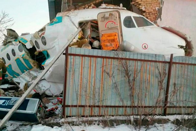 Самолет Fokker-100 врезался в здание при взлете