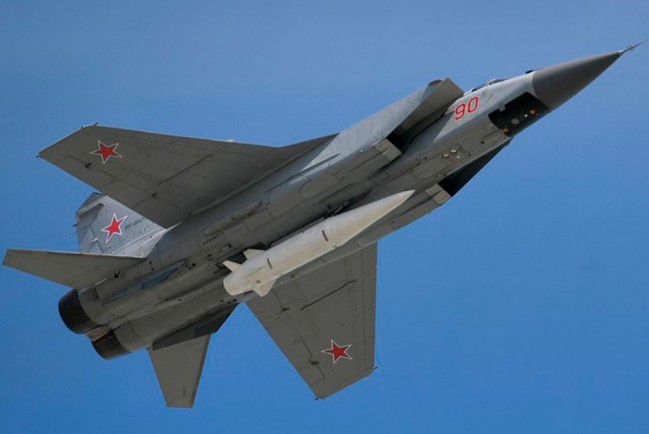 МиГ-31 с ракетой Кинжал на борту