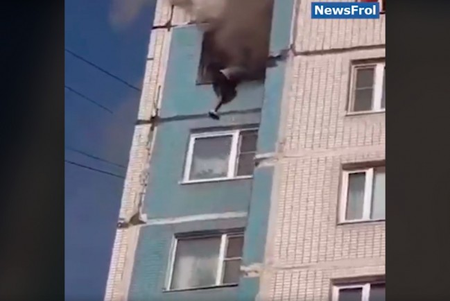 Женщина спрыгнула с 14-го этажа спасаясь от огня