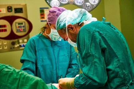 Хирурги извлекают металлические предметы из пациента