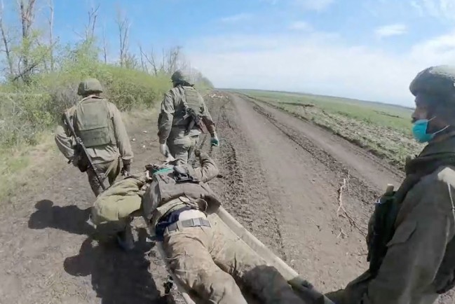 Российские военные под минометным обстрелом ВСУ вывезли с поля боя погибших украинских солдат