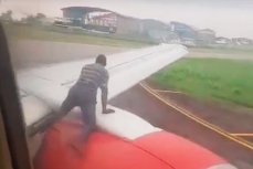 Африканец пытался улететь на крыле авиалайнера