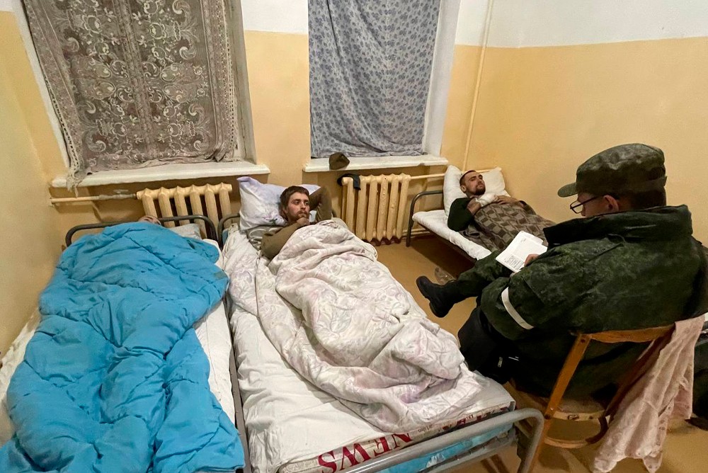 Допрос пленных азовцев в больнице ДНР