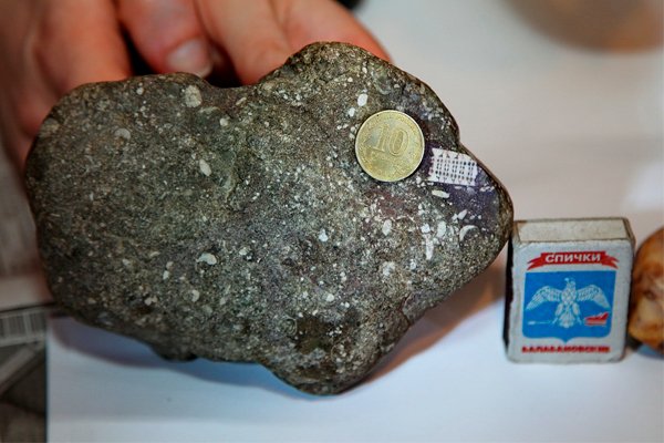 Камень с «микрочипом» с коробком спичек и монетой