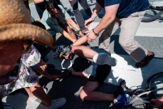 Джо Байден упал с велосипеда перед толпой журналистов