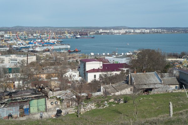 Вид с горы Митридат на Торговый порт Керчи