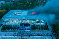 Протесты в Бишкеке, в Белом доме пожар