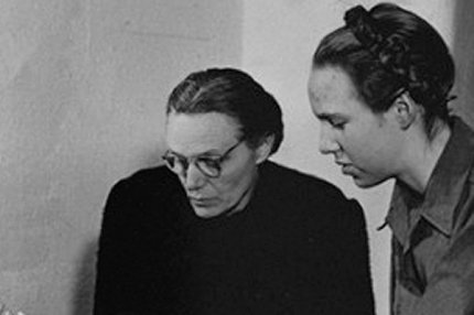 Гудрун Гиммлер с матерью. 1945 год