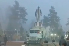 Появилось видео сноса памятника Нурсултану Назарбаеву, который сбежал из Казахстана вместе с семьёй
