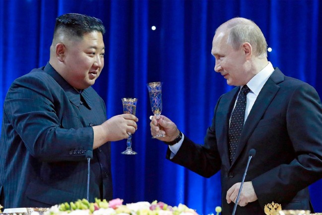 Владимир Путин и Ким Чен Ын с бокалами