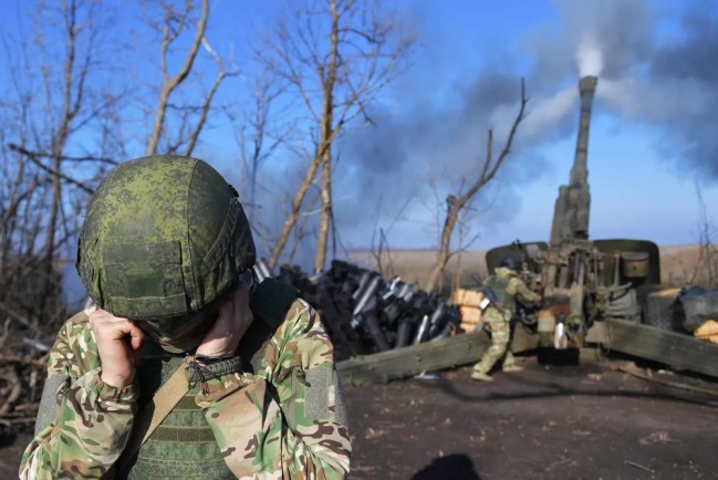 Российские артиллеристы ведут огонь из 152-мм гаубицы "Мста-Б" в зоне СВО
