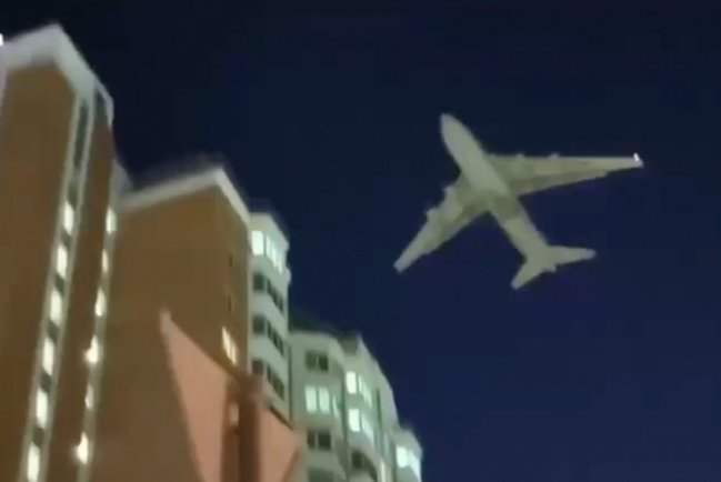 В Подмосковье самолёт пролетел на низкой высоте из-за атаки беспилотников