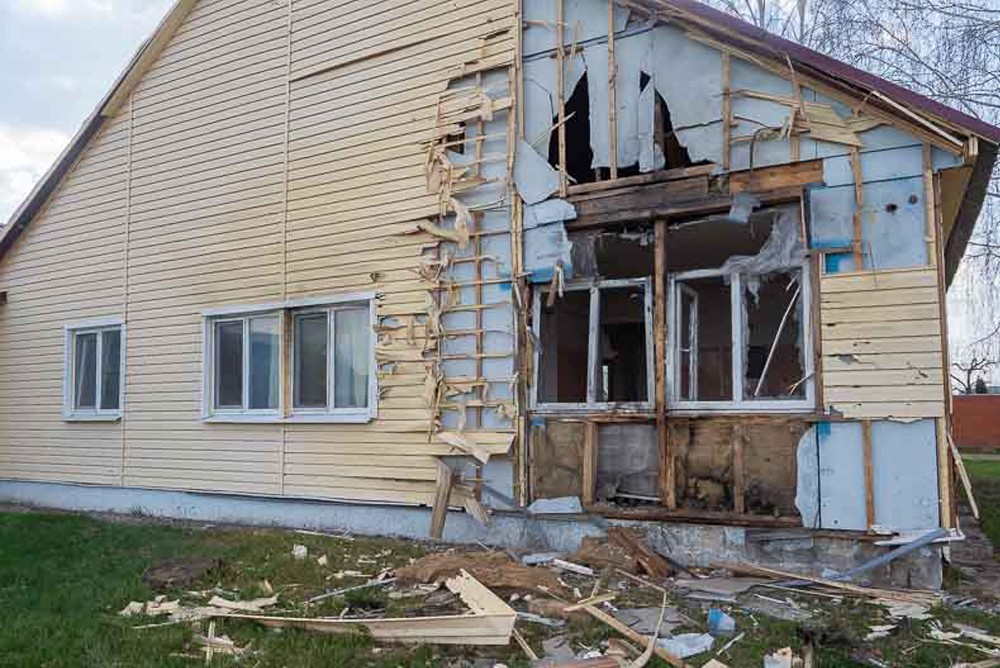 Поврежденный от украинских обстрелов дом в Брянской области