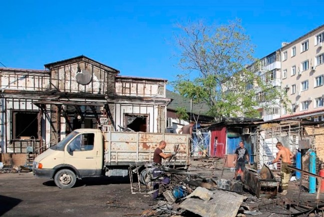Ведутся работы по очистке территории сгоревшего рынка в Геленджике