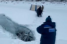 Аэролодка с рыбаками провалилась под лед на реке Кантегир