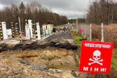 Украина взорвала мосты и копает противотанковые рвы и окопы, минируя границу с Белоруссией