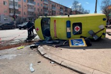 В Твери машина скорой помощи сбила людей на остановке после ДТП