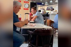 Навальный выпил не один стакан в аэропорту