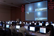 Военные США контролируют пробный пуск ракеты Minuteman III на авиабазе Ванденберг, штат Калифорния, 27 марта 2017г