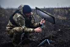 Украинский солдат устанавливает связь с помощью Starlink