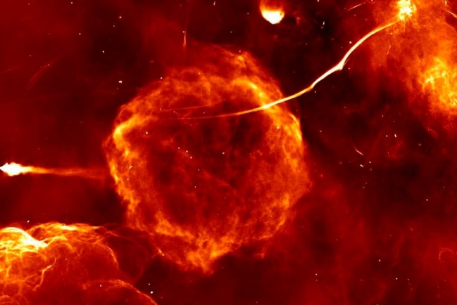 Впервые опубликованы детальные снимки массивной чёрной дыры в центре нашей галактики