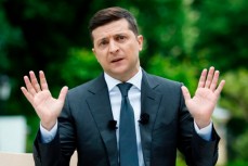 Почти половина украинцев поддерживает досрочную отставку Зеленского 