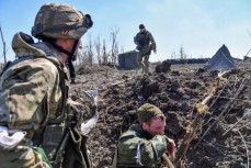 Российские бойцы берут в плен украинских боевиков
