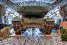 Кадры отправки первого канадского танка «Леопард 2» на Украину