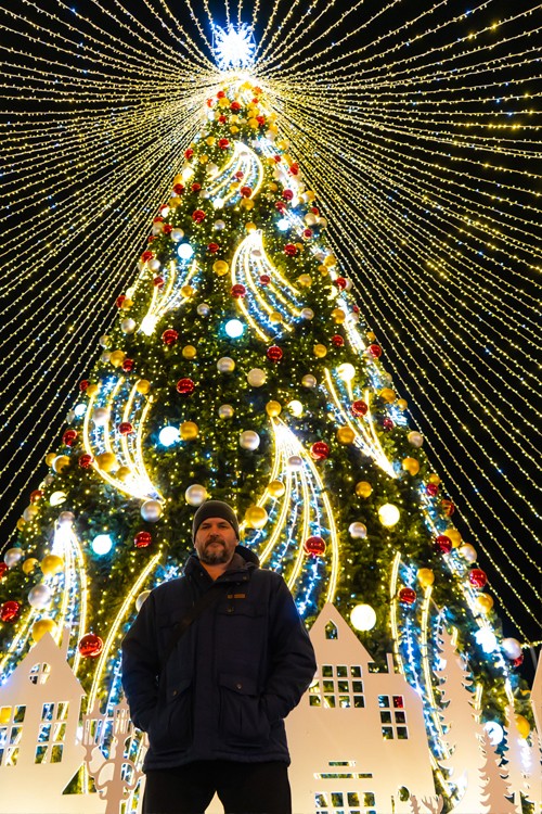 Фрол Тарновский на фоне самой красивой ёлки в Геленджике