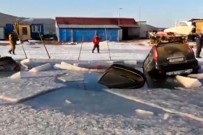 Автомобили провалились под лед во Владивостоке