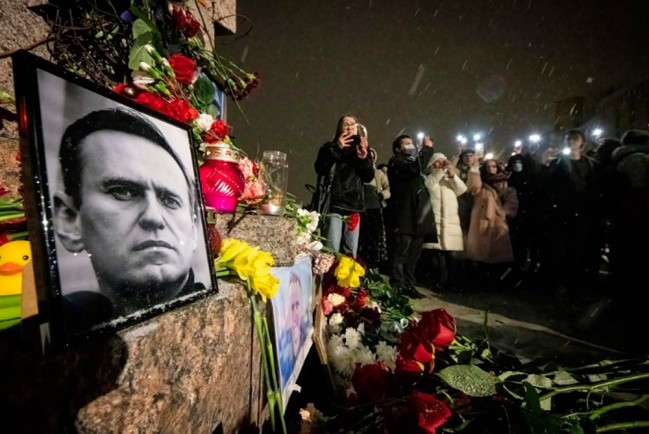 Люди прощаются с Навальным*