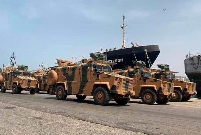 Турецкая военная техника ожидает погрузки на корабли 
