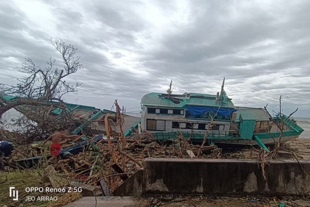 Супертайфун «Рагаса» обрушился на остров Калаян в провинции Кагаян, Филиппины.