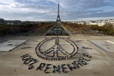 Послание защитников окружающей среды перед Эйфелевой башней.Париж, декабрь 2015.