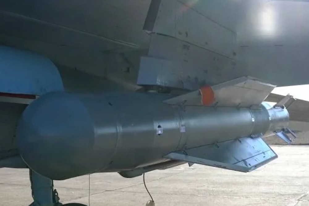 Бомба УПАБ-1500Б под крылом носителя