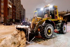 Пускают пыль в глаза: СМИ выяснили, что кроется за сообщениями Смольного о закупке техники для уборки снега