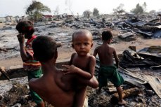 Разраушенный пожаром лагерь беженцев в Мьянме.