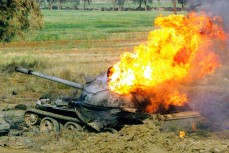 Горящий иракский танк Т-54 в пригородах Кербелы