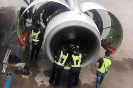 Инженеры проверяют двигатель самолёта