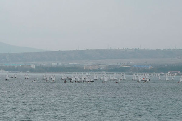Соревнование по парусному спорту в бухте Геленджика.