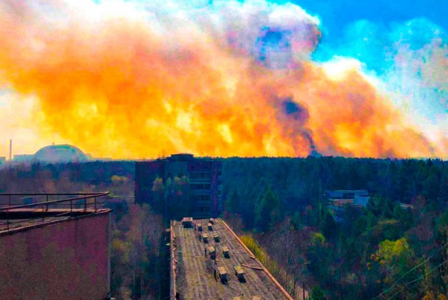 Пожар в Чернобыле приближается к хранилищам радиоактивных отходов