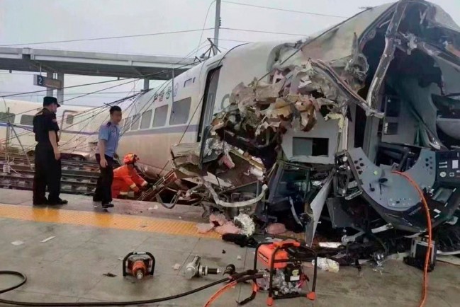 В провинции Китая скоростной пассажирский поезд сошел с рельс: погиб машинист, 8 человек ранены
