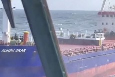 Российская досмотровая группа осуществляет инспекцию судна «Сукра Окан»