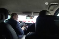 Путин прокатился на Мерседесе по Крымскому мосту